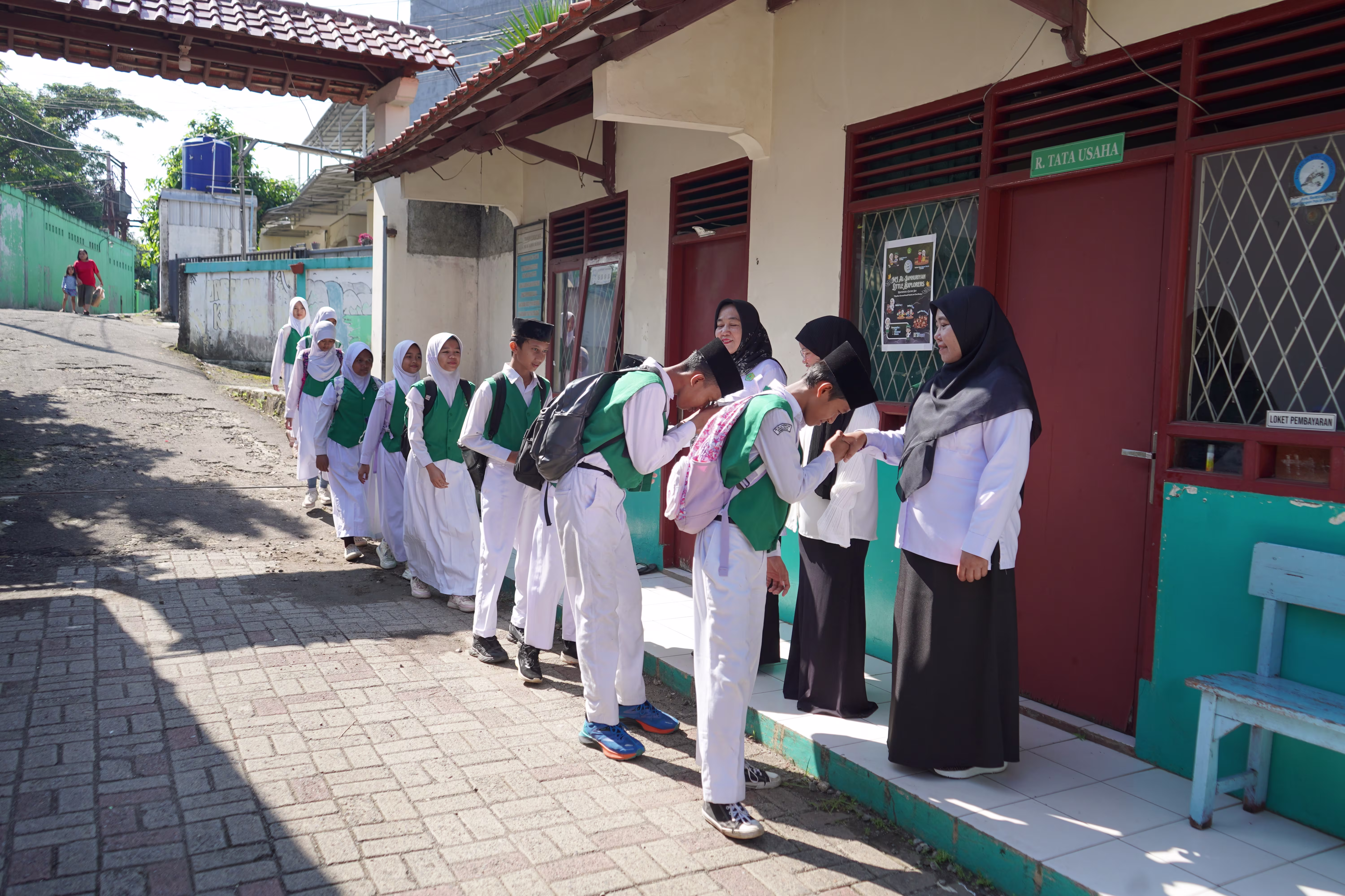 Menumbuhkan Adab dan Karakter: Pembiasaan Budaya Antre dan Hormat di MI Al-Jamhuriyah
